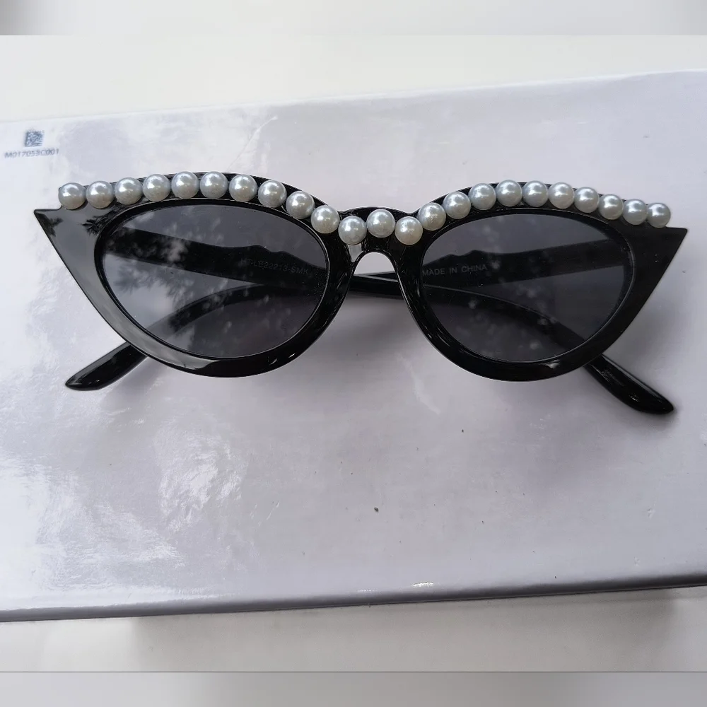Hot Topic Women's Retro Glam Black Cat Eye Sunglasses With Faux Pearls NWOT